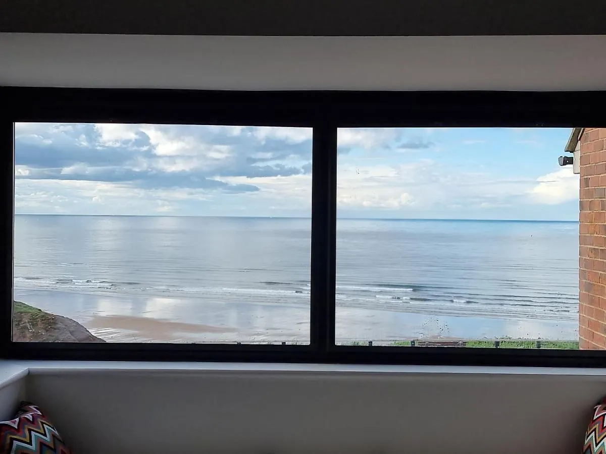 Salt & Surf-Sea Views In Saltburn Apartment 0*, Saltburn-by-the-Sea